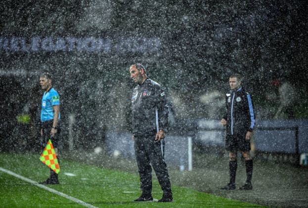 Werder Bremen 1 FC Heidenheim football, relegation, Werder Bremen 1 FC Heidenheim storm, weather Coach Frank Schmidt Heidenheim is standing in the rain, rain shower Photo Marvin Ibo Güngör GES Pool via xim gs DFL regulations prohibit any use of photographs as image sequences and or quasi video Editorial use only National and international news agencies out Bremen Germany Poolfoto Marvin Ibo Güngör GES Pool via xim.gs ,EDITORIAL USE ONLY