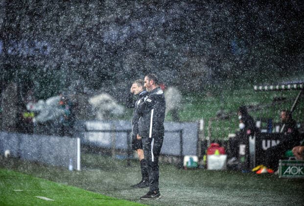 Werder Bremen 1 FC Heidenheim football, relegation, Werder Bremen 1 FC Heidenheim storm, weather Coach Frank Schmidt Heidenheim is standing in the rain, rain shower Photo Marvin Ibo Güngör GES Pool via xim gs DFL regulations prohibit any use of photographs as image sequences and or quasi video Editorial use only National and international news agencies out Bremen Germany Poolfoto Marvin Ibo Güngör GES Pool via xim.gs ,EDITORIAL USE ONLY