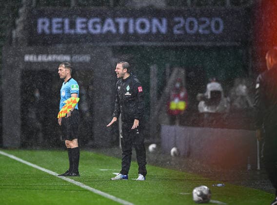 Werder Bremen 1 FC Heidenheim Football, Relegation, Werder Bremen 1 FC Heidenheim Trainer Florian Kohfeldt Bremen in the rain Photo Marvin Ibo Güngör GES Pool via xim gs DFL regulations prohibit any use of photographs as image sequences and or quasi video Editorial use only National and international news agencies out Bremen Germany Poolfoto Marvin Ibo Güngör GES Pool via xim.gs ,EDITORIAL USE ONLY