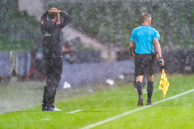 SV Werder Bremen vs 1 FC Heidenheim Relegation 01 02 07 2020 Florian Kohfeldt Trainer SV Werder Bremen is in the rain Sport nphgm001 Football 1 Bundesliga Season 19 20 Relegation 01 SV Werder Bremen vs 1 FC Heidenheim 02 07 2020 Foto gumzmedia nordphoto POOL DFL regulations prohibit any use of photographs as image sequences and or quasi video EDITORIAL USE ONLY National and international News Agencies OUT Bremen wohninvest Weserstadion Bremen GERMANY Poolfoto gumzmedia nordphoto ,EDITORIAL USE ONLY