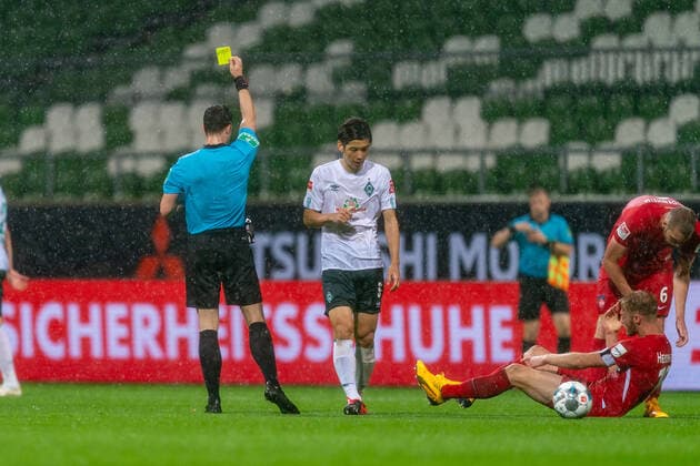 SV Werder Bremen vs 1 FC Heidenheim Relegation 01 02 07 2020 yellow card Felix Zwayer SR Referee Referee , Yuya Osako Werder Bremen 08 Sport nphgm001 Football 1 Bundesliga Season 19 20 Relegation 01 SV Werder Bremen vs 1 FC Heidenheim 02 07 2020 Foto gumzmedia nordphoto POOL DFL regulations prohibit any use of photographs as image sequences and or quasi video EDITORIAL USE ONLY National and international News Agencies OUT Bremen wohninvest Weserstadion Bremen GERMANY Poolfoto gumzmedia nordphoto ,EDITORIAL USE ONLY
