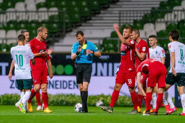 SV Werder Bremen vs 1 FC Heidenheim Relegation 01 02 07 2020 Felix Zwayer SR Referee Referee , Sebastian Griesbeck 1 FC Heidenheim 1846 18 , Leonardo Bittencourt Werder Bremen 10 Sport nphgm001 Football 1 Bundesliga Season 19 20 Relegation 01 SV Werder Bremen vs 1 FC Heidenheim 02 07 2020 Foto gumzmedia nordphoto POOL DFL regulations prohibit any use of photographs as image sequences and or quasi video EDITORIAL USE ONLY National and international News Agencies OUT Bremen wohninvest Weserstadion Bremen GERMANY Poolfoto gumzmedia nordphoto ,EDITORIAL USE ONLY