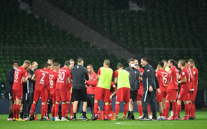 Werder Bremen 1 FC Heidenheim Football, Relegation, Werder Bremen 1 FC Heidenheim Team Heidenheim with coach Frank Schmidt Photo Tim Groothuis Witters Pool via xim gs DFL regulations prohibit any use of photographs as image sequences and or quasi video Editorial use only National and international news agencies out Bremen Germany Poolfoto Tim Groothuis Witters Pool via xim.gs ,EDITORIAL USE ONLY