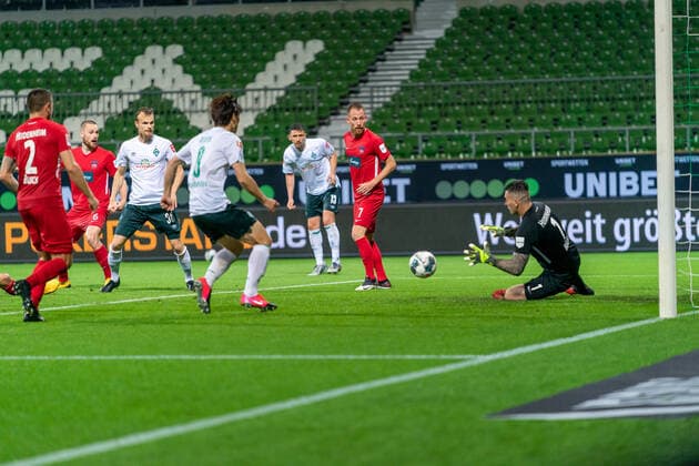 SV Werder Bremen vs 1 FC Heidenheim Relegation 01 02 07 2020 Kevin Müller Mueller 1 FC Heidenheim 1846 01 , Yuya Osako Werder Bremen 08 , Christian Groß Gross Werder Bremen 36 , Marc Schnatterer 1 FC Heidenheim 1846 07 , Marnon Busch 1 FC Heidenheim 1846 02 Sport nphgm001 Football 1 Bundesliga season 19 20 Relegation 01 SV Werder Bremen vs 1 FC Heidenheim 02 07 2020 Foto gumzmedia nordphoto POOL DFL regulations prohibit any use of photographs as image sequences and or quasi video EDITORIAL USE ONLY National and international News Agencies OUT Bremen wohninvest Weserstadion Bremen GERMANY Poolfoto gumzmedia nordphoto ,EDITORIAL USE ONLY