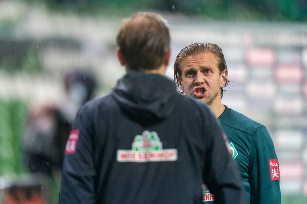 SV Werder Bremen vs 1 FC Heidenheim Relegation 01 02 07 2020 Florian Kohfeldt Coach SV Werder Bremen , disappointed disappointed sad, Niclas Füllkrug Fuellkrug Werder Bremen 11 Sport nphgm001 Football 1 Bundesliga Season 19 20 Relegation 01 SV Werder Bremen vs 1 FC Heidenheim 02 07 2020 Foto gumzmedia nordphoto POOL DFL regulations prohibit any use of photographs as image sequences and or quasi video EDITORIAL USE ONLY National and international News Agencies OUT Bremen wohninvest Weserstadion Bremen GERMANY Poolfoto gumzmedia nordphoto ,EDITORIAL USE ONLY