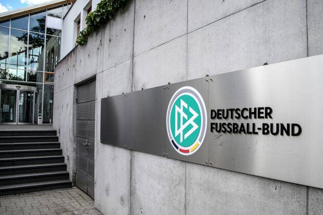 Fussball Saison 2019 20 DFB Zentrale in Frankfurt am Main 02.07.2020, DFB Zentrale Otto-Fleck-Schneise Das Logo vom DFB (Deutscher Fussball-Bund) vor dem Eingang der DFB Zentrale in Frankfurt Frankfurt am Main DFB-Zentrale Offo-Fleck-Schneise Hessen Deutschland *** Sports, Football Season 2019 20 DFB Headquarters in Frankfurt am Main 02 07 2020, DFB Headquarters Otto Fleck Schneise The logo of the DFB Deutscher Fussball Bund in front of the entrance of the DFB Headquarters in Frankfurt Frankfurt am Main DFB Headquarters Offo Fleck Schneise Hessen Germany