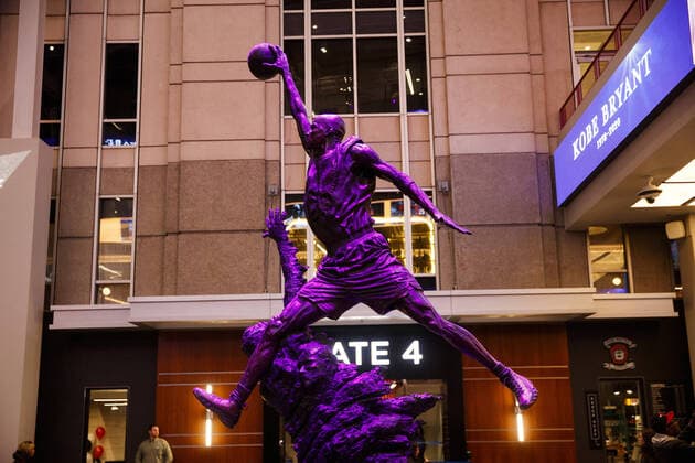 January 27, 2020, Chicago, IL, USA: The Michael Jordan statue at the United Center is illuminated in purple in memory of Kobe Bryant on Jan. 27, 2020. Chicago might host the eight NBA, Basketball Herren, USA teams not invited to compete this month within the league s bubble in Orlando, Florida. Chicago USA - ZUMAm67_ 20200127_zaf_m67_083 Copyright: xArmandoxL.xSanchezx