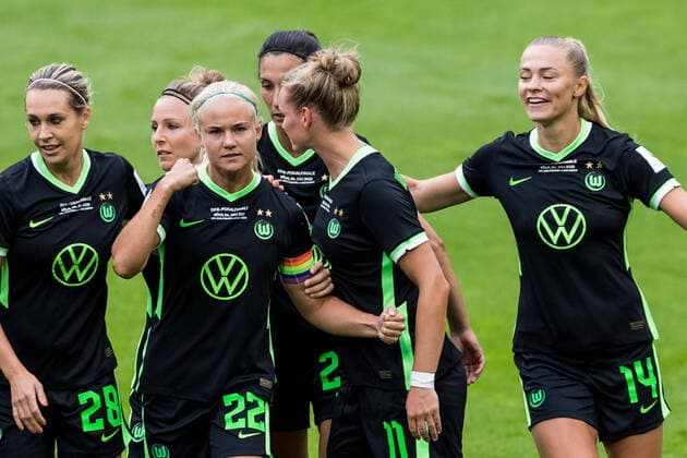 DFB Cup Final Women VfL Wolfsburg SGS Essen 04 07 2020 Pernille Harder 22, VfL Wolfsburg meets for 1 1 cheers at VfL Wolfsburg DFB Pokal Womens Cup Final VfL Wolfsburg SGS Essen RheinEnergieSTADION Koeln Nordrhein Westfalen FOTO BEAUTIFUL SPORTS WUNDERL POOL DFL REGULATIONS PROHIBIT ANY USE OF PHOTOGRAPHS AS IMAGE SEQUENCES AND OR QUASI VIDEO EDITORIAL USE OLNY National and international NewsAgencies OUT Cologne RheinEnergieSTADION Nordrhein Westfalen Germany Poolfoto BEAUTIFUL SPORTS WUNDERL POOL ,EDITORIAL USE ONLY