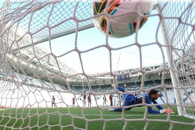 Bilder des Jahres 2020, Sport 07 Juli Sport Themen der Woche KW27 Sport Bilder des Tages Torino FC s Italian goalkeeper Salvatore Sirigu is left helpless as Juventus s Portuguese striker Cristiano Ronaldo fires home a second half free kick to give the side a 3-1 lead during the Serie A match at Allianz Stadium, Turin. Picture date: 4th July 2020. Picture credit should read: Jonathan Moscrop Sportimage EDITORIAL USE ONLY. No use with unauthorised audio, video, data, fixture lists, club league logos or live services. Online in-match use limited to 120 images, no video emulation. No use in betting, games or single club league player publications. SPI-0579-0013