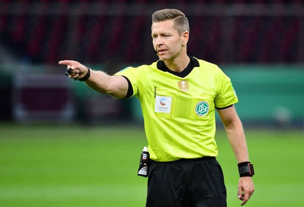 Fussball DFB Pokal Finale, Bayer 04 Leverkusen - FC Bayern Muenchen 04.07.2020, xkvx, Fussball DFB Pokal Finale, Bayer 04 Leverkusen - FC Bayern Muenchen emspor, v.l. Schiedsrichter Tobias Welz gibt Anweisungen, gestikuliert, mit den Armen gestikulieren gives instructions, gesticulate. Foto: Kevin Voigt Jan Huebner Pool (DFL DFB REGULATIONS PROHIBIT ANY USE OF PHOTOGRAPHS as IMAGE SEQUENCES and or QUASI-VIDEO - Editorial Use ONLY, National and International News Agencies OUT) Berlin Olympiastadion Berlin Deutschland (DE) *** Football DFB Pokal Finale, Bayer 04 Leverkusen FC Bayern Muenchen 04 07 2020, xkvx, Football DFB Pokal Finale, Bayer 04 Leverkusen FC Bayern Muenchen emspor, v l Referee Tobias Welz gives instructions, gesticulating, gesticulating with the arms gives instructions, gesticulate Photo Kevin Voigt Jan Huebner Pool DFL DFB REGULATIONS PROHIBIT ANY USE OF PHOTOGRAPHS as IMAGE SEQUENCES and or QUASI VIDEO Editorial Use ONLY, National and International News Agencies OUT Berlin Olympiastadion Berlin Germany EN Poolfoto Kevin Voigt Jan Huebner Pool ,EDITORIAL USE ONLY