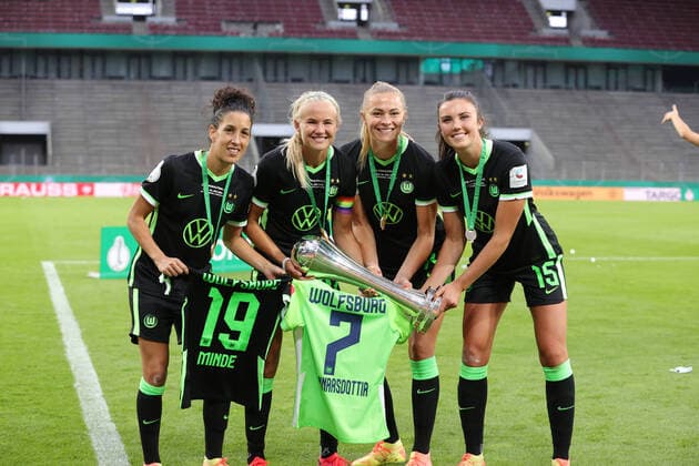 Bilder des Jahres 2020, Sport 07 Juli Sport Themen der Woche KW27 DFB Pokal Finale Frauen, VFL Wolfsburg vs SGS Essen, 04.07.2020 Sara Doorsoun , und , mit , Pernille Harder , Fridolina Rolfoe , Ingrid Engen firo, Fussball, Pokalfinale: Saison 2019 2020, 04.07.2020 DFB-Pokal Finale der Frauen, Damen, VfL Wolfsburg - SGS Essen Foto: Ralf Ibing firosportphoto Pool Rauch nordphoto DFL REGULATIONS PROHIBIT ANY USE OF PHOTOGRAPHS as IMAGE SEQUENCES and or QUASI VIDEO Stadt Köln Rhein Energie Stadion Bundesland NRW Deutschland *** DFB Cup Final Women, VFL Wolfsburg vs SGS Essen, 04 07 2020 Sara Doorsoun , and , with , Pernille Harder , Fridolina Rolfoe , Ingrid Engen firo, Sport, Football, Cup Final Season 2019 2020, 04 07 2020 DFB Cup Final Women, Women, VfL Wolfsburg SGS Essen Photo Ralf Ibing firosportphoto Pool Rauch nordphoto City of Cologne Rhein Energie Stadion State NRW Germany Poolfoto Ralf Ibing firo Sportphoto P ,EDITORIAL USE ONLY