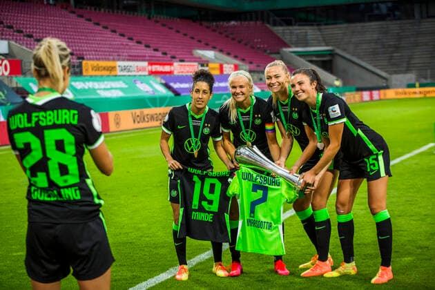 Bilder des Jahres 2020, Sport 07 Juli Sport Themen der Woche KW27 DFB Pokal Finale Frauen, VFL Wolfsburg vs SGS Essen, 04.07.2020 Mit Pokal: Claudia Neto (VfL Wolfsburg Frauen 5), Pernille Harder (VfL Wolfsburg Frauen 22), Fridolina Rolfö Rolfoe (VfL Wolfsburg Frauen 14) und Ingrid Syrstad Engen (VfL Wolfsburg Frauen 15) Lena Goessling Goessling (VfL Wolfsburg Frauen 28) schiesst ein Erinnerungsfoto, nph00251: Fussball: DFB Pokal Damen: Saison 19 20: Finale, VFL Wolfsburg vs SGS Essen, 04.07.2020 Foto: Rauch nordphoto POOL DFL REGULATIONS PROHIBIT ANY USE OF PHOTOGRAPHS as IMAGE SEQUENCES and or QUASI VIDEO EDITORIAL USE ONLY - National and international News-Agencies OUT. Koeln RheinEnergieSTADION NRW DEUTSCHLAND *** DFB Pokal Final Women, VFL Wolfsburg vs SGS Essen, 04 07 2020 With Pokal Claudia Neto VfL Wolfsburg Women 5 , Pernille Harder VfL Wolfsburg Women 22 , Fridolina Rolfö Rolfoe VfL Wolfsburg Women 14 and Ingrid Syrstad Engen VfL Wolfsburg Women 15 Lena Goessling Goessling VfL Wolfsburg Women 28 takes a souvenir photo, Sport nph00251 Football DFB Cup Women Season 19 20 Final, VFL Wolfsburg vs SGS Essen, 04 07 2020 Foto Rauch nordphoto POOL EDITORIAL USE ONLY National and international News Agencies OUT Cologne RheinEnergieSTADION NRW GERMANY Poolfoto Rauch nordphoto ,EDITORIAL USE ONLY