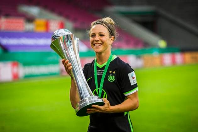 DFB Cup Final Women, VFL Wolfsburg vs SGS Essen, 04 07 2020 With Cup Svenja Huth VfL Wolfsburg Women 10 , Sport nph00251 Football DFB Cup Women Season 19 20 Final, VFL Wolfsburg vs SGS Essen, 04 07 2020 Foto Rauch nordphoto POOL EDITORIAL USE ONLY National and international News Agencies OUT Cologne RheinEnergieSTADION NRW GERMANY Poolfoto Rauch nordphoto ,EDITORIAL USE ONLY