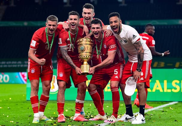 Fussball DFB Pokal Finale, Bayer 04 Leverkusen - FC Bayern Muenchen 04.07.2020, xkvx, Fussball DFB Pokal Finale, Bayer 04 Leverkusen - FC Bayern Muenchen emspor, v.l. Michael Cuisance (FC Bayern Muenchen), Lucas Hernandez (FC Bayern Muenchen), Ivan Perisic (FC Bayern Muenchen), Niklas Suele (FC Bayern Muenchen) mit dem POKAL Foto: Kevin Voigt Jan Huebner Pool (DFL DFB REGULATIONS PROHIBIT ANY USE OF PHOTOGRAPHS as IMAGE SEQUENCES and or QUASI-VIDEO - Editorial Use ONLY, National and International News Agencies OUT) Berlin Olympiastadion Berlin Deutschland (DE) *** Football DFB Pokal Finale, Bayer 04 Leverkusen FC Bayern Muenchen 04 07 2020, xkvx, Football DFB Pokal Finale, Bayer 04 Leverkusen FC Bayern Muenchen emspor, from l Michael Cuisance FC Bayern Muenchen , Lucas Hernandez FC Bayern Muenchen , Ivan Perisic FC Bayern Muenchen , Niklas Suele FC Bayern Muenchen with the CUP Photo Kevin Voigt Jan Huebner Pool DFL DFB REGULATIONS PROHIBIT ANY USE OF PHOTOGRAPHS as IMAGE SEQUENCES and or QUASI VIDEO Editorial Use ONLY, National and International News Agencies OUT Berlin Olympiastadion Berlin Germany DE Poolfoto Kevin Voigt Jan Huebner Pool ,EDITORIAL USE ONLY