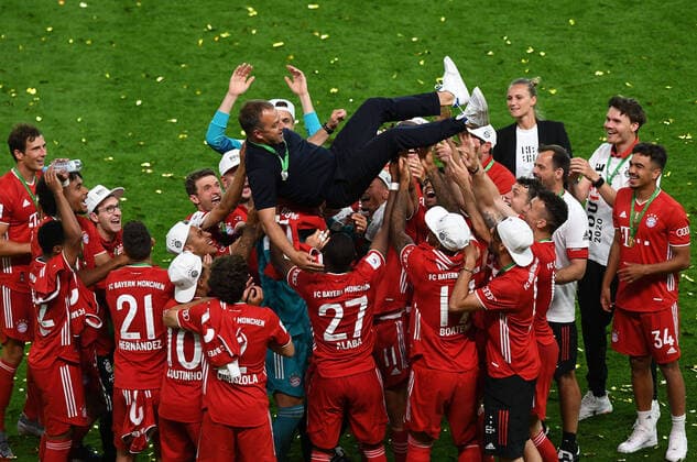 DFB Pokal Final 2020 Bayer 04 Leverkusen Bayern Munich v l Trainer Hans Dieter Hansi Flick FC Bayern Muenchen is cheered by the players Football, Men, Season 2019 2020, 77 Final for the DFB Pokal in Berlin, Bayer 04 Leverkusen FC Bayern Munich, 04 07 2020, Photo Matthias Koch POOL Berlin Olympiastadion Berlin Germany Poolfoto Matthias Koch POOL ,EDITORIAL USE ONLY