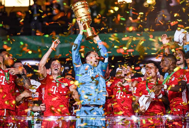 DFB-Pokal Finale: Bayern Muenchen - Bayer Leverkusen, 04.07.2020 Jubel, bejubelt, jubeln, Freude, Emotion, bejubeln, jubelt, freuen, Freude, Emotionen, emotional: Die Mannschaft des FC Bayern Muenchen ist Pokalsieger 2020: Torwart Manuel Neuer (FCB) hat den DFB-Pokal, Siegerpokal, Trophaee, DFB-Siegerpokal, Trophy. Fussball: DFB-Pokal: Saison 19 20: Finale: Bayern Muenchen - Bayer Leverkusen, 04.07.2020 Foto: Marvin Ibo Güngör GES POOL DFL REGULATIONS PROHIBIT ANY USE OF PHOTOGRAPHS as IMAGE SEQUENCES and or QUASI VIDEO Berlin BE Deutschland *** DFB Pokal Finale Bayern Muenchen Bayer Leverkusen, 04 07 2020 Cheers, cheers, joy, emotion, cheer, joy, emotion, joy, emotion The team of FC Bayern Muenchen is cup winner 2020 Goalkeeper Manuel Neuer FCB has the DFB Pokal, Winners Cup, Trophy, DFB Winners Cup, Trophy Sports Football DFB Cup Season 19 20 Final Bayern Muenchen Bayer Leverkusen, 04 07 2020 Photo Marvin Ibo Güngör GES POOL Berlin BE Germany Poolfoto Marvin Ibo Güngör GES POOL DFL REGULATIONS PROHIBIT ANY USE OF PHOTOGRAPHS as IMAGE SEQUENCES and or QUASI VIDEO ,EDITORIAL USE ONLY
