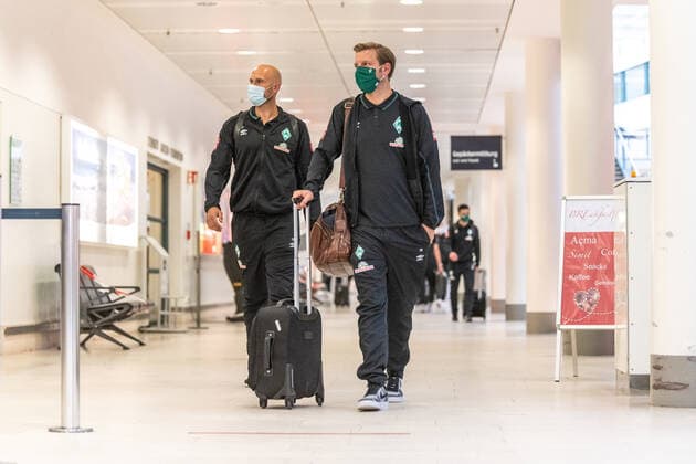 GER, Werder Bremen Airpirt Bremen departure relegation 02 Heidenheim 05 07 2020, Bremen Airport Hans Koschnick, Bremen, GER, Werder Bremen Airpirt Bremen departure relegation 02 Heidenheim, travel crew of SV Werder Bremen at Bremen Airport on the way to the 2 relegation match on 06 07 2020 in Heidenheim At the airport all with safety distance and with CORONA face mask in the picture Christian Vander Goalkeeper Trainer SV Werder Bremen li Florian Kohfeldt Trainer SV Werder Bremen nordphotoxKokenge nph00001