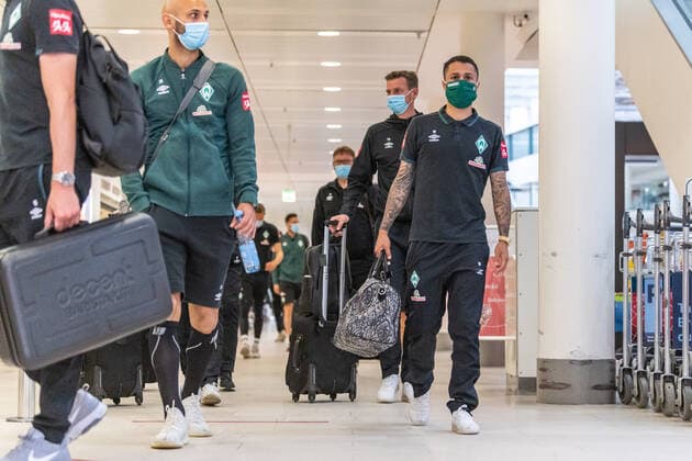 GER, Werder Bremen Airpirt Bremen Departure Relegation 02 Heidenheim 05 07 2020, Bremen Airport Hans Koschnick, Bremen, GER, Werder Bremen Airpirt Bremen Departure Relegation 02 Heidenheim, travel crew of SV Werder Bremen at Bremen Airport on the way to the 2 relegation game on 06 07 2020 in Heidenheim At the Airport all with safety distance and with CORONA face mask in the picture Leonardo Bittencourt Werder Bremen 10 Ömer Oemer Toprak Werder Bremen 21 nordphotoxKokenge nph00001