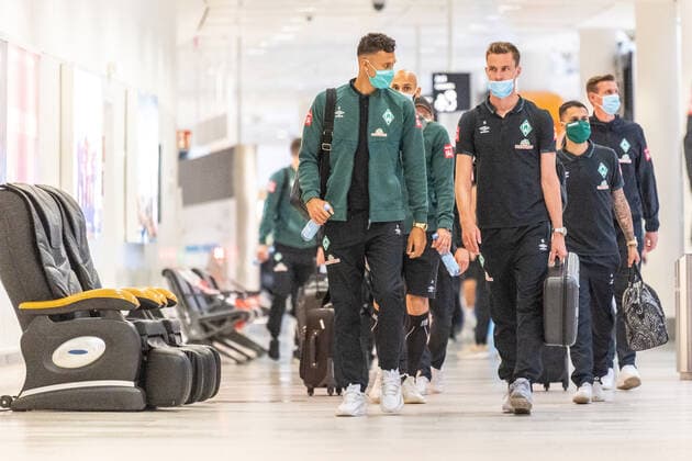 GER, Werder Bremen Airpirt Bremen Departure Relegation 02 Heidenheim 05 07 2020, Bremen Airport Hans Koschnick, Bremen, GER, Werder Bremen Airpirt Bremen Departure Relegation 02 Heidenheim, travel crew of SV Werder Bremen at Bremen Airport on the way to the 2 relegation game on 06 07 2020 in Heidenheim At the Airport all with safety distance and with CORONA face mask in the picture Davie Selke SV Werder Bremen 09 li Sebastian Langkamp Werder Bremen 15 nordphotoxKokenge nph00001