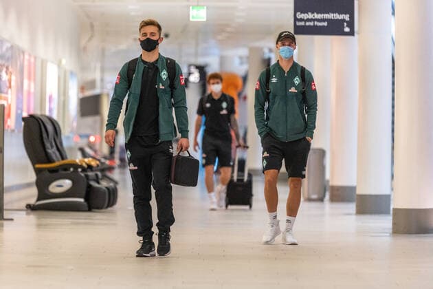 GER, Werder Bremen Airpirt Bremen Departure Relegation 02 Heidenheim 05 07 2020, Bremen Airport Hans Koschnick, Bremen, GER, Werder Bremen Airpirt Bremen Departure Relegation 02 Heidenheim, travel crew of SV Werder Bremen at Bremen Airport on the way to the 2 relegation match on 06 07 2020 in Heidenheim At the Airport all with safety distance and with CORONA face mask in the picture Johannes Eggestein Werder Bremen 24 Li Marco Friedl Werder Bremen 32 nordphotoxKokenge nph00001