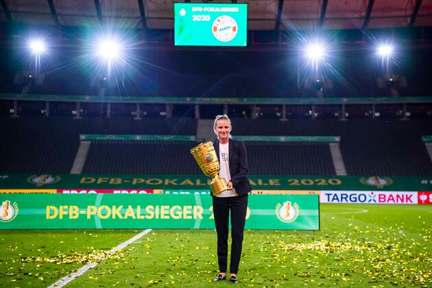 Fussball DFB Pokal Finale, Bayer 04 Leverkusen - FC Bayern Muenchen 04.07.2020, xkvx, Fussball DFB Pokal Finale, Bayer 04 Leverkusen - FC Bayern Muenchen emspor, v.l. Bayern Spieler jubeln jubelt nach Spielende celebrate at the end of the match mit dem Pokal Teammanagerin Kathleen Krueger (FCB - FC Bayern Muenchen) Foto: Kevin Voigt Jan Huebner Pool (DFL DFB REGULATIONS PROHIBIT ANY USE OF PHOTOGRAPHS as IMAGE SEQUENCES and or QUASI-VIDEO - Editorial Use ONLY, National and International News Agencies OUT) Berlin Olympiastadion Berlin Deutschland (DE) *** Football DFB Cup Final, Bayer 04 Leverkusen FC Bayern Muenchen 04 07 2020, xkvx, Football DFB Cup Final, Bayer 04 Leverkusen FC Bayern Muenchen emspor, v l Bayern players cheer after the end of the match celebrate at the end of the match with the cup team manager Kathleen Krueger FCB FC Bayern Muenchen Photo Kevin Voigt Jan Huebner Pool DFL DFB REGULATIONS PROHIBIT ANY USE OF PHOTOGRAPHS as IMAGE SEQUENCES and or QUASI VIDEO Editorial Use ONLY, National and International News Agencies OUT Berlin Olympiastadion Berlin Germany DE Poolfoto Kevin Voigt Jan Huebner Pool ,EDITORIAL USE ONLY