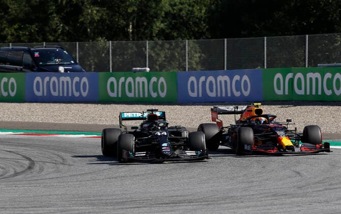 Motorsports: FIA Formula One World Championship, WM, Weltmeisterschaft 2020, Grand Prix of Austria, 44 Lewis Hamilton (GBR, Mercedes-AMG Petronas Formula One Team), 23 Alexander Albon (THA, Aston Martin Red Bull Racing), Spielberg Austria