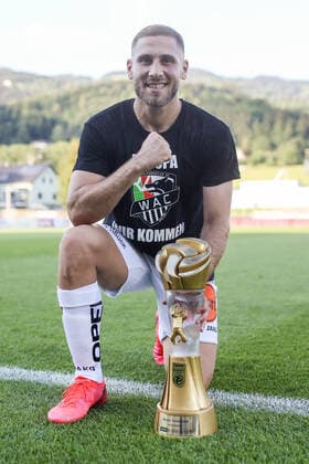 Sport Bilder des Tages SOCCER - BL, WAC vs Rapid WOLFSBERG,AUSTRIA,05.JUL.20 - SOCCER - tipico Bundesliga, championship group, Wolfsberger AC vs SK Rapid Wien. Image shows the rejoicing of Shon Weissman (WAC). Keywords: trophy. GEPAxpictures xDanielxGoetzhaber