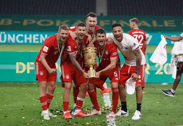 Final German Football Trophy FC BAYERN MUENCHEN BAYER 04 LEVERKUSEN 4 2 Berlin, Germany, 4 th July 2020, Celebration winner ceremony Mickael Michael CUISANCE, FCB 11 Lucas HERNANDEZ FCB 21 Ivan PERISIC, FCB 14 Benjamin PAVARD, FCB 5 Corentin TOLISSO, FCB 24 with trophy at the DFB Pokal Final match FC BAYERN MUENCHEN BAYER 04 LEVERKUSEN 4 2 in season 2019 2020 , FCB Foto Hans Rauchensteiner Pool via Peter Schatz DFB REGULATIONS PROHIBIT ANY USE OF PHOTOGRAPHS as IMAGE SEQUENCES and or QUASI VIDEO National and international News Agencies OUT Editorial Use ONLY Berlin Olympic Stadium Berlin Germany Poolfoto Hans Rauchensteiner Pool via Peter Schatz ,EDITORIAL USE ONLY
