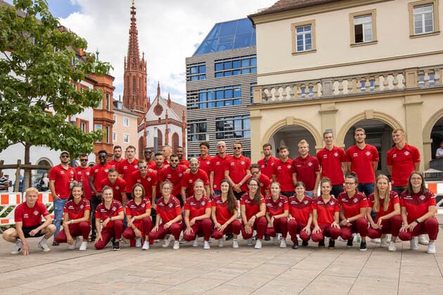 Bilder des Jahres 2020, Sport 07 Juli Sport Themen der Woche KW28 Sport Bilder des Tages Deutschland, Wuerzburg, Rathaus, 06.07.2020, emspor, emonline, despor, deonline, Eintrag ins Goldene Buch, Stadt wuerdigt erfolgreiche Kickers Bild: v. l. Die Mannschaften der Würzburger Kickers (Frauen und Herren) bei der Feierstunde da beide Teams gleichzeitig in die 2. Bundesliga aufgestiegen sind *** Germany, Wuerzburg, Rathaus, 06 07 2020, emspor, emonline, despor, deonline, entry in the Golden Book, City honors successful Kickers Picture v l The teams of the Würzburger Kickers Women and Men at the ceremony as both teams have been promoted to the 2 Bundesliga at the same time Copyright: HMBxMedia xHeikoxBecker