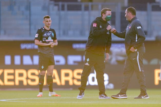 1 FC Heidenheim vs. SV Werder Bremen relegation 02 06 07 2020 Werder Bremen in new jersey, Maximilian Eggestein Werder Bremen 35 , Florian Kohfeldt Trainer SV Werder Bremen , Frank Schmidt 1 FC Heidenheim 1846 Trainer, Head coach at the welcome Sports nphgm001 Football 1 Bundesliga Season 19 20 Relegation 02 1 FC Heidenheim vs SV Werder Bremen 06 07 2020 Foto gumzmedia nordphoto POOL DFL regulations prohibit any use of photographs as image sequences and or quasi video EDITORIAL USE ONLY National and international News Agencies OUT Heidenheim Voith Arena BW GERMANY Poolfoto gumzmedia nordphoto ,EDITORIAL USE ONLY