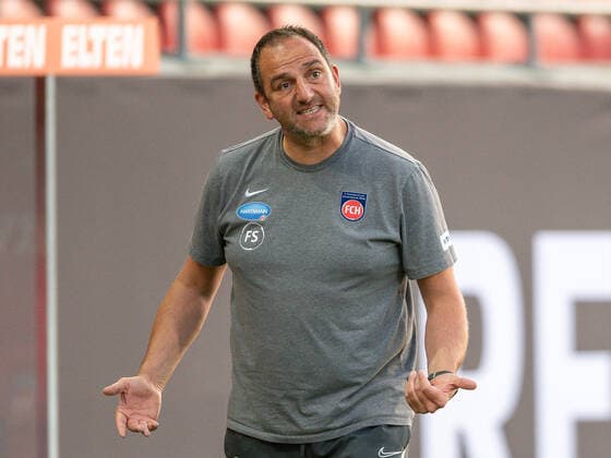 GER, FC Heidenheim vs. Werder Bremen, football, Bundesliga Religation, 2019 2020, 06 07 2020 Frank Schmidt, Coach FC Heidenheim, agitates, gesture, GER, FC Heidenheim vs. Werder Bremen, football, Bundesliga Religation, 2019 2020, 06 07 2020, DFB DFL regulations prohibit any use of photographs as image sequences and or quasi video , Foto EIBNER Sascha Walther Heidenheim Voith Arena Baden Wuerttemberg Germany Poolfoto Eibner Walther Pool ,EDITORIAL USE ONLY