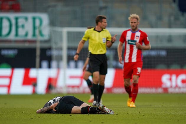 1 FC Heidenheim vs. SV Werder Bremen Relegation 02 06 07 2020 Joshua Sargent Werder Bremen 19 , Injury Injured Pain, Dr Felix Brych SR Referee Referee , Sebastian Griesbeck 1 FC Heidenheim 1846 18 Sport nphgm001 Football 1 Bundesliga season 19 20 Relegation 02 1 FC Heidenheim vs SV Werder Bremen 06 07 2020 Foto gumzmedia nordphoto POOL DFL regulations prohibit any use of photographs as image sequences and or quasi video EDITORIAL USE ONLY National and international News Agencies OUT Heidenheim Voith Arena BW GERMANY Poolfoto gumzmedia nordphoto ,EDITORIAL USE ONLY