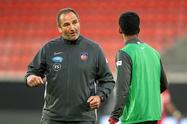 GER, FC Heidenheim vs Werder Bremen, Football, Bundesliga Religation, 2019 2020, 06 07 2020 Frank Schmidt, Coach FC Heidenheim, Tatikabsprache in der Halbzeit, GER, FC Heidenheim vs Werder Bremen, Football, Bundesliga Religation, 2019 2020, 06 07 2020, DFB DFL regulations prohibit any use of photographs as image sequences and or quasi video , Foto EIBNER Sascha Walther Heidenheim Voith Arena Baden Wuerttemberg Germany Poolfoto Eibner Walther Pool ,EDITORIAL USE ONLY