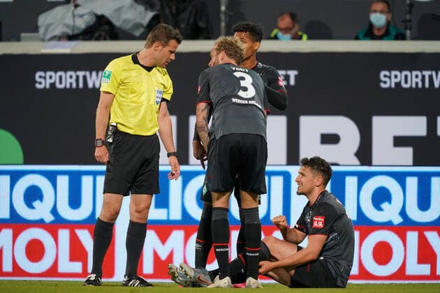 1 FC Heidenheim vs. SV Werder Bremen relegation 02 06 07 2020 injury injured pain Milos Veljkovic Werder Bremen 13 , Dr Felix Brych SR referee referee , Kevin Vogt Werder Bremen 03 Theodor Gebre Selassie Werder Bremen 23 Sport nphgm001 Football 1 Bundesliga season 19 20 Relegation 02 1 FC Heidenheim vs SV Werder Bremen 06 07 2020 Foto gumzmedia nordphoto POOL DFL regulations prohibit any use of photographs as image sequences and or quasi video EDITORIAL USE ONLY National and international News Agencies OUT Heidenheim Voith Arena BW GERMANY Poolfoto gumzmedia nordphoto ,EDITORIAL USE ONLY
