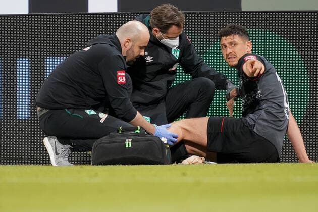 1 FC Heidenheim vs SV Werder Bremen Relegation 02 06 07 2020 Injury injured Pain, Milos Veljkovic Werder Bremen 13 , Dr Daniel Hellermann Team doctor Werder Bremen , Adis Lovic Physiotherapist SV Werder Bremen Sport nphgm001 Football 1 Bundesliga Season 19 20 Relegation 02 1 FC Heidenheim vs SV Werder Bremen 06 07 2020 Foto gumzmedia nordphoto POOL DFL regulations prohibit any use of photographs as image sequences and or quasi video EDITORIAL USE ONLY National and international News Agencies OUT Heidenheim Voith Arena BW GERMANY Poolfoto gumzmedia nordphoto ,EDITORIAL USE ONLY