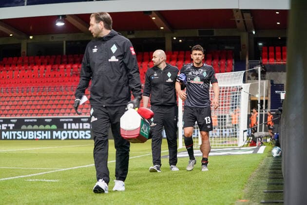 1 FC Heidenheim vs SV Werder Bremen Relegation 02 06 07 2020 Dr Daniel Hellermann Team doctor Werder Bremen , Adis Lovic Physiotherapist SV Werder Bremen , Milos Veljkovic Werder Bremen 13 , Injury injured Pain Sport nphgm001 Football 1 Bundesliga Season 19 20 Relegation 02 1 FC Heidenheim vs SV Werder Bremen 06 07 2020 Foto gumzmedia nordphoto POOL DFL regulations prohibit any use of photographs as image sequences and or quasi video EDITORIAL USE ONLY National and international News Agencies OUT Heidenheim Voith Arena BW GERMANY Poolfoto gumzmedia nordphoto ,EDITORIAL USE ONLY