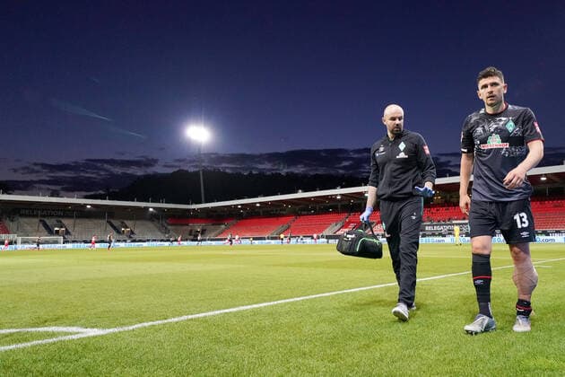 1 FC Heidenheim vs SV Werder Bremen Relegation 02 06 07 2020 Injury injured Pain, Adis Lovic Physiotherapist SV Werder Bremen , Milos Veljkovic Werder Bremen 13 Sport nphgm001 Football 1 Bundesliga Season 19 20 Relegation 02 1 FC Heidenheim vs SV Werder Bremen 06 07 2020 Foto gumzmedia nordphoto POOL DFL regulations prohibit any use of photographs as image sequences and or quasi video EDITORIAL USE ONLY National and international News Agencies OUT Heidenheim Voith Arena BW GERMANY Poolfoto gumzmedia nordphoto ,EDITORIAL USE ONLY