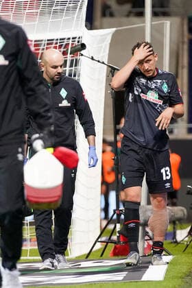 1 FC Heidenheim vs SV Werder Bremen Relegation 02 06 07 2020 Injury injured Pain, Milos Veljkovic Werder Bremen 13 , Adis Lovic Physiotherapist SV Werder Bremen Sport nphgm001 Football 1 Bundesliga Season 19 20 Relegation 02 1 FC Heidenheim vs SV Werder Bremen 06 07 2020 Foto gumzmedia nordphoto POOL DFL regulations prohibit any use of photographs as image sequences and or quasi video EDITORIAL USE ONLY National and international News Agencies OUT Heidenheim Voith Arena BW GERMANY Poolfoto gumzmedia nordphoto ,EDITORIAL USE ONLY