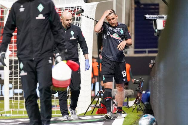1 FC Heidenheim vs SV Werder Bremen Relegation 02 06 07 2020 Injury injured Pain, Milos Veljkovic Werder Bremen 13 , Adis Lovic Physiotherapist SV Werder Bremen Sport nphgm001 Football 1 Bundesliga Season 19 20 Relegation 02 1 FC Heidenheim vs SV Werder Bremen 06 07 2020 Foto gumzmedia nordphoto POOL DFL regulations prohibit any use of photographs as image sequences and or quasi video EDITORIAL USE ONLY National and international News Agencies OUT Heidenheim Voith Arena BW GERMANY Poolfoto gumzmedia nordphoto ,EDITORIAL USE ONLY