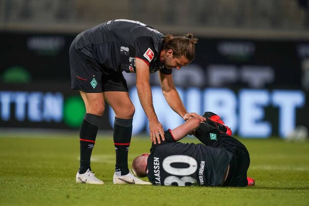 1 FC Heidenheim vs SV Werder Bremen Relegation 02 06 07 2020 Niclas Filling Jug Filling Jug Werder Bremen 11 , Davy Klaassen Werder Bremen 30 , Injury injured Pain Sport nphgm001 Football 1 Bundesliga Season 19 20 Relegation 02 1 FC Heidenheim vs SV Werder Bremen 06 07 2020 Foto gumzmedia nordphoto POOL DFL regulations prohibit any use of photographs as image sequences and or quasi video EDITORIAL USE ONLY National and international News Agencies OUT Heidenheim Voith Arena BW GERMANY Poolfoto gumzmedia nordphoto ,EDITORIAL USE ONLY