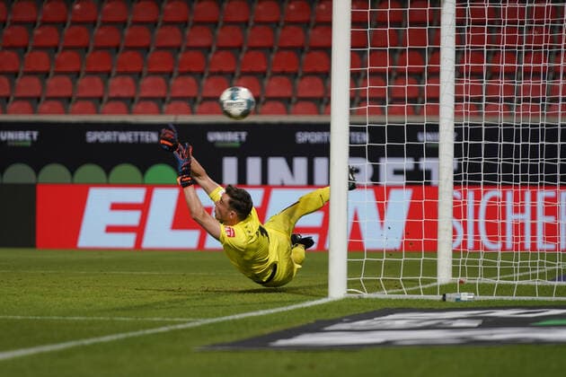 1 FC Heidenheim vs SV Werder Bremen Relegation 02 06 07 2020 Penalty kick to 2 2 Jiri Pavlenka Werder Bremen 01 Sport nphgm001 Football 1 Bundesliga season 19 20 Relegation 02 1 FC Heidenheim vs SV Werder Bremen 06 07 2020 Foto gumzmedia nordphoto POOL DFL regulations prohibit any use of photographs as image sequences and or quasi video EDITORIAL USE ONLY National and international News Agencies OUT Heidenheim Voith Arena BW GERMANY Poolfoto gumzmedia nordphoto ,EDITORIAL USE ONLY
