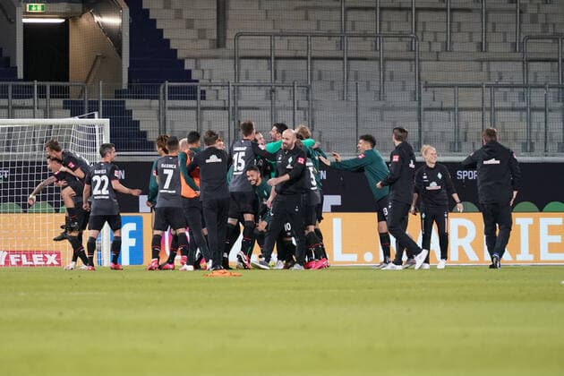 1 FC Heidenheim vs SV Werder Bremen Relegation 02 06 07 2020 Cheers Werder Bremen Class retention after the 2 2, The team celebrates on the pitch Sport nphgm001 Football 1 Bundesliga Season 19 20 Relegation 02 1 FC Heidenheim vs SV Werder Bremen 06 07 2020 Foto gumzmedia nordphoto POOL DFL regulations prohibit any use of photographs as image sequences and or quasi video EDITORIAL USE ONLY National and international News Agencies OUT Heidenheim Voith Arena BW GERMANY Poolfoto gumzmedia nordphoto ,EDITORIAL USE ONLY