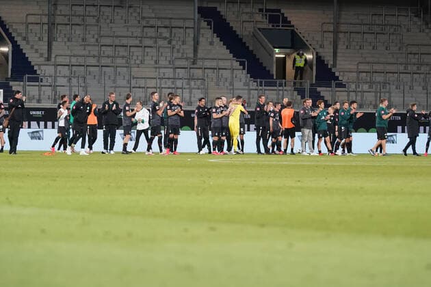 1 FC Heidenheim vs SV Werder Bremen Relegation 02 06 07 2020 Cheers Werder Bremen Class retention after the 2 2, The team celebrates on the pitch Sport nphgm001 Football 1 Bundesliga Season 19 20 Relegation 02 1 FC Heidenheim vs SV Werder Bremen 06 07 2020 Foto gumzmedia nordphoto POOL DFL regulations prohibit any use of photographs as image sequences and or quasi video EDITORIAL USE ONLY National and international News Agencies OUT Heidenheim Voith Arena BW GERMANY Poolfoto gumzmedia nordphoto ,EDITORIAL USE ONLY