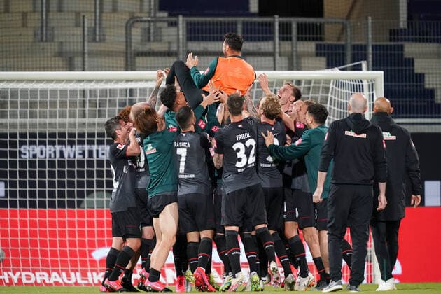 1 FC Heidenheim vs SV Werder Bremen Relegation 02 06 07 2020 Claudio Pizarro Werder Bremen 14 is revived after receiving his class from the team Sport nphgm001 Football 1 Bundesliga season 19 20 Relegation 02 1 FC Heidenheim vs SV Werder Bremen 06 07 2020 Foto gumzmedia nordphoto POOL DFL regulations prohibit any use of photographs as image sequences and or quasi video EDITORIAL USE ONLY National and international News Agencies OUT Heidenheim Voith Arena BW GERMANY Poolfoto gumzmedia nordphoto ,EDITORIAL USE ONLY
