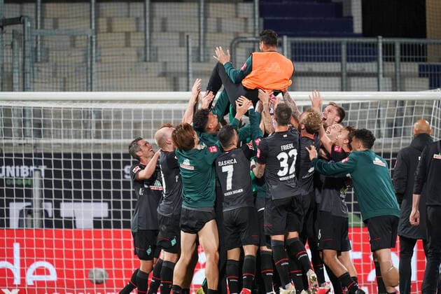 1 FC Heidenheim vs SV Werder Bremen Relegation 02 06 07 2020 Claudio Pizarro Werder Bremen 14 is revived after receiving his class from the team Sport nphgm001 Football 1 Bundesliga season 19 20 Relegation 02 1 FC Heidenheim vs SV Werder Bremen 06 07 2020 Foto gumzmedia nordphoto POOL DFL regulations prohibit any use of photographs as image sequences and or quasi video EDITORIAL USE ONLY National and international News Agencies OUT Heidenheim Voith Arena BW GERMANY Poolfoto gumzmedia nordphoto ,EDITORIAL USE ONLY