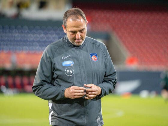 1 FC Heidenheim vs SV Werder Bremen Relegation 02 06 07 2020 Frank Schmidt, Coach FC Heidenheim disappointed, GER, FC Heidenheim vs Werder Bremen, Football, Bundesliga Religation, 2019 2020, 06 07 2020, DFB DFL regulations prohibit any use of photographs as image sequences and or quasi video , Foto EIBNER Sascha Walther Pool gumzmedia nordphoto Heidenheim Voith Arena Baden Wuerttemberg Germany Poolfoto Eibner gumzmedia nordphoto ,EDITORIAL USE ONLY