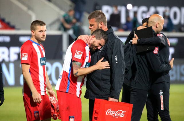 Bilder des Jahres 2020, Sport 07 Juli Sport Themen der Woche KW28 Sport Bilder des Tages Relegation 1. FC Heidenheim - SV Werder Bremen v.l. Norman Theuerkauf (1. FC Heidenheim), Marc Weiss (Physiotherapeut 1. FC Heidenheim) Deutschland, Heidenheim, 06.07.2020, Fussball, Bundesliga, Saison 2019 2020, Relegation, 1. FC Heidenheim - SSV Jahn Regensburg DFL DFB REGULATIONS PROHIBIT ANY USE OF PHOTOGRAPHS AS IMAGE AND OR QUASI-VIDEO Foto: Pressefoto Rudel Robin Rudel Pool Pressefoto Rudel Heidenheim Baden-Württemberg Deutschland *** Relegation 1 FC Heidenheim SV Werder Bremen v l Norman Theuerkauf 1 FC Heidenheim , Marc Weiss Physiotherapeut 1 FC Heidenheim Deutschland, Heidenheim, 06 07 2020, football, Bundesliga, season 2019 2020, relegation, 1 FC Heidenheim SSV Jahn Regensburg DFL DFB REGULATIONS PROHIBIT ANY USE OF PHOTOGRAPHS AS IMAGE AND OR QUASI VIDEO Photo Press Photo Ruddle Robin Ruddle Pool Press Photo Ruddle Heidenheim Ruddle Baden Württemberg Germany Poolfoto Pressefoto Rudel Robin Rudel Poo ,EDITORIAL USE ONLY