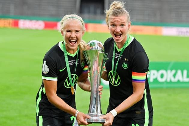 Pernille Harder Wolfsburg, 22 celebrates together with Alexandra Popp Alex Popp, Wolfsburg, 11 and the DFB Pokal, 04 07 2020, Cologne Germany , Football, DFB Pokalfinale der Frauen VFL Wolfsburg SGS Essen, DFB DFL REGULATIONS PROHIBIT ANY USE OF PHOTOGRAPHS AS IMAGE SEQUENCES AND OR QUASI VIDEO xmkx