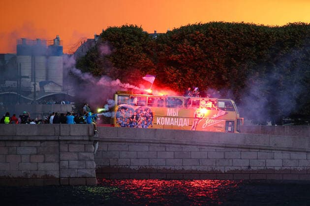 Bilder des Jahres 2020, Sport 07 Juli Sport Themen der Woche KW28 Sport Bilder des Tages ST PETERSBURG, RUSSIA - JULY 8, 2020: A bus with Zenit St Petersburg s players move along the Spit of Vasilievsky Island where the team s fans have gathered after the 2019 2020 Russian Premier League Round 27 football match between Zenit St Petersburg and FC Sochi at Gazprom Arena. Earlier, FC Zenit St Petersburg won FC Krasnodar 4-2, claiming the title of the Russian football champion four rounds before the actual final. Peter Kovalev TASS  TS0DF90E