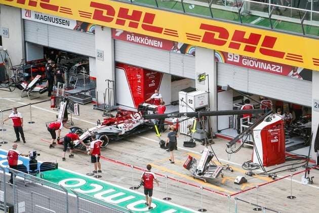 Motorsports: FIA Formula One World Championship, WM, Weltmeisterschaft 2020, Grand Prix of Styria, Mechanic of Alfa Romeo Racing ORLEN Spielberg Austria